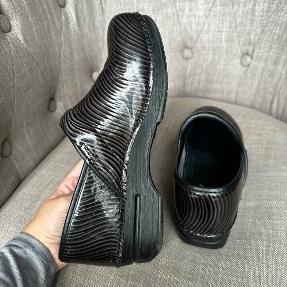 Dansko XP Clogs Sz 41 Black Grey Zebra Stripe Nursing Resistant Comfort Shoes - Picture 8 of 10